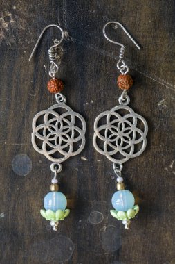 Hayat küpe doğal tohumları ve taş ile tohum