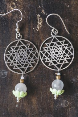 doğal taşlar ile kutsal geometri küpe