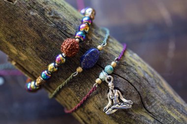 Doğal gemstone bilezik ahşap zemin üzerine boncuk