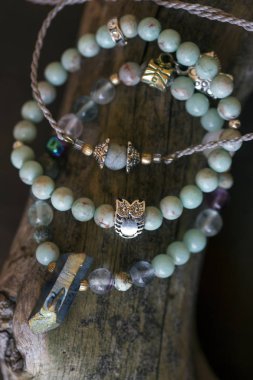 Doğal gemstone bilezik ahşap zemin üzerine boncuk