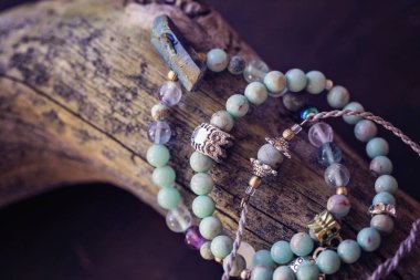 Doğal gemstone bilezik ahşap zemin üzerine boncuk