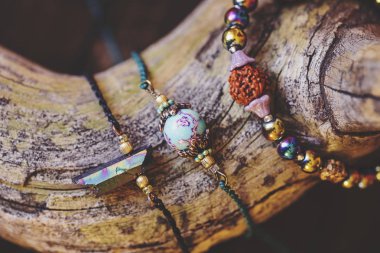 Doğal gemstone bilezik ahşap zemin üzerine boncuk