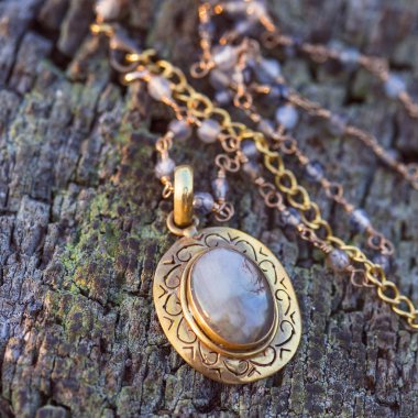 Doğal taş boncuk bileşenleri kolye ahşap arka plan üzerinde