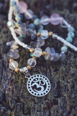 Doğal taş boncuk bileşenleri kolye ahşap arka plan üzerinde