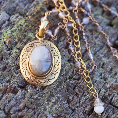 Doğal taş boncuk bileşenleri kolye ahşap arka plan üzerinde