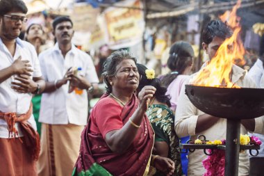 Tiruvannamalai Tamil Nadu, Hindistan, 31 Ocak 2018: insanlar Tiruvannamalai tapınak önünde dua