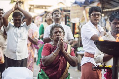 Tiruvannamalai Tamil Nadu, Hindistan, 31 Ocak 2018: insanlar Tiruvannamalai tapınak önünde dua