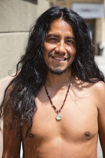 City Portret Van Jonge Latino Man Met Lange Haren Sieraden — Stockfoto