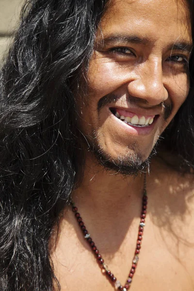 Retrato Cidade Jovem Latino Homem Com Cabelos Longos Jóias — Fotografia de Stock