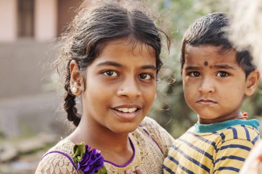 Arunachala Tiruvannamalai, Tamil Nadu, Hindistan, 28 Ocak 2018: küçük Hintli kız kardeşi ile