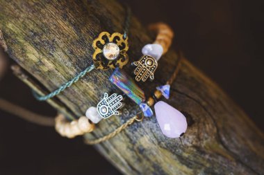 Üç şık mineral taş ve çeşitli kolye bilezik