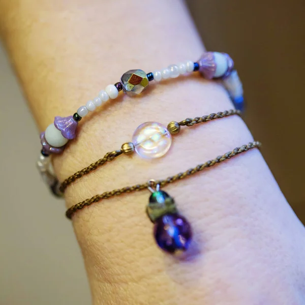 Tres Pulseras Con Cuentas Piedra Natural Mano Femenina —  Fotos de Stock