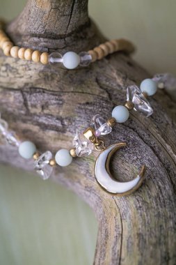 Ay kolye mineral taş boncuk kolye ahşap arka plan üzerinde