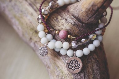 Ahşap zemin üzerinde üç doğal mineral taş boncuk bilezik