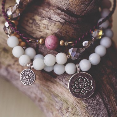 Ahşap zemin üzerinde üç doğal mineral taş boncuk bilezik