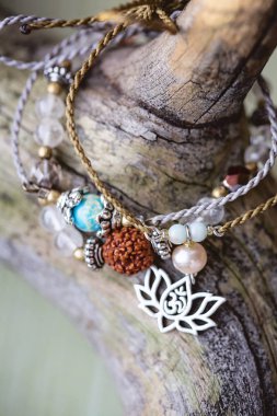 Ahşap zemin üzerinde üç doğal mineral taş boncuk bilezik