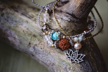 Ahşap zemin üzerinde üç doğal mineral taş boncuk bilezik