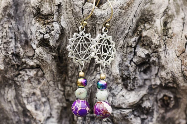 Chakra Earring Met Minerale Stenen Kralen Natuurlijke Houten Achtergrond — Stockfoto