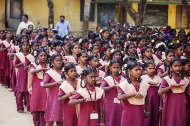 Arunachala, Tiruvannamalai, Tamil Nadu Hindistan, 30 Ocak 2018: Hint genel okul, okul üniformaları yeni gün tebrik çocuklarda  