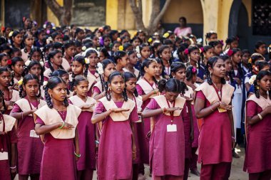 Arunachala, Tiruvannamalai, Tamil Nadu Hindistan, 30 Ocak 2018: Hint genel okul, okul üniformaları yeni gün tebrik çocuklarda  