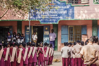 Arunachala, Tiruvannamalai, Tamil Nadu Hindistan, 30 Ocak 2018: Hint genel okul, okul üniformaları yeni gün tebrik çocuklarda  