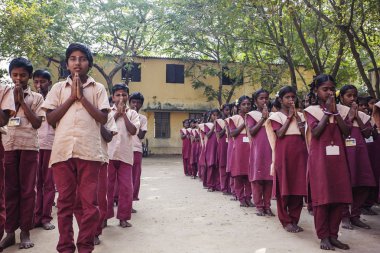 Arunachala, Tiruvannamalai, Tamil Nadu Hindistan, 30 Ocak 2018: Hint genel okul, okul üniformaları yeni gün tebrik çocuklarda  