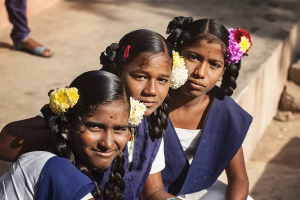 Arunachala, Tiruvannamalai, Tamil Nadu Hindistan, 30 Ocak 2018: Devlet Okulu öğrenci kızlar