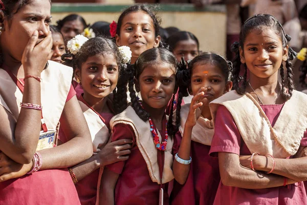Arunachala, Tiruvannamalai, Tamil Nadu Hindistan, 30 Ocak 2018: Devlet Okulu öğrenci kızlar