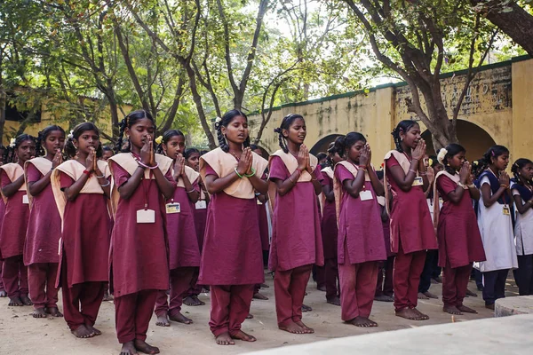 Arunachala, Tiruvannamalai, Tamil Nadu Hindistan, 30 Ocak 2018: Hint genel okul, okul üniformaları yeni gün tebrik çocuklarda  