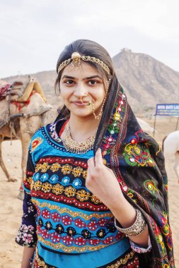 Pushkar çöl, Rajasthan, Hindistan, Şubat 2018: Traditinally Pushkar çöl deve ve araç olan Hintli kadın giyinmiş 