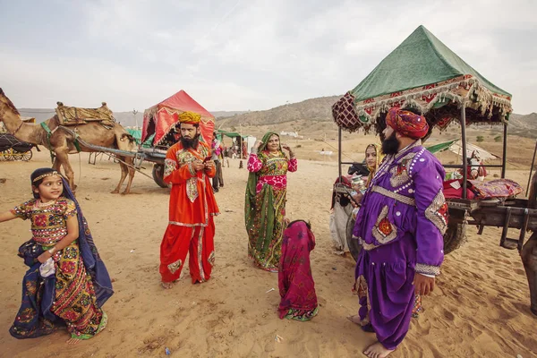 Deserto Pushkar Rajastão Índia Fevereiro 2018 Família Vestida Comercialmente Com — Fotografia de Stock