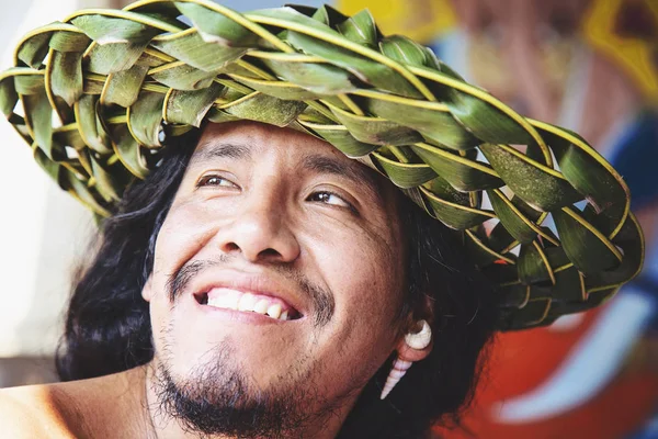 年轻的土生土长的拉丁裔男子与新鲜手工制作的棕榈树叶子帽子肖像特写镜头 — 图库照片