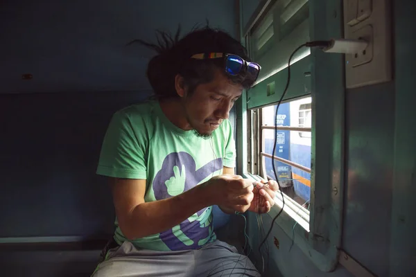 Artistul Peruan Bijuterii Trenul Indian Creând Colier Macrame — Fotografie, imagine de stoc