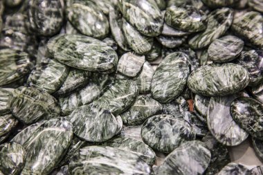 Yeşil parlak taşlar kağıt arka plan üzerinde işlenen