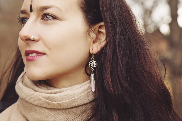 Hermosa Joven Con Pendientes Espirituales Bindu Indio —  Fotos de Stock