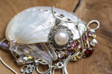 Ahşap arka plan üzerinde takı koleksiyonu