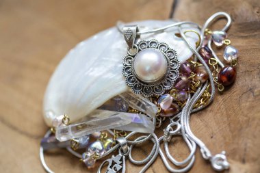 Ahşap arka plan üzerinde takı koleksiyonu