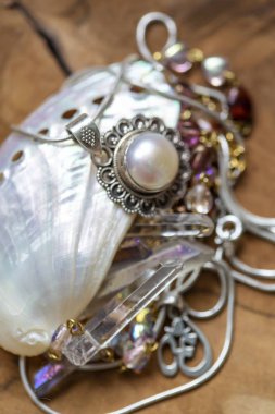 Ahşap arka plan üzerinde takı koleksiyonu