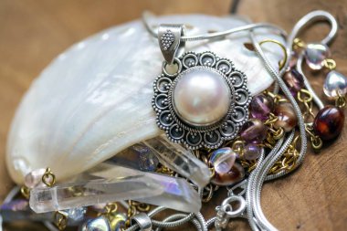 Ahşap arka plan üzerinde takı koleksiyonu