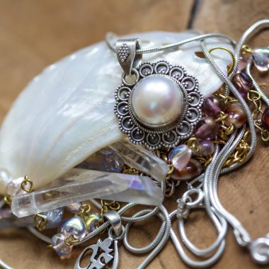 Ahşap arka plan üzerinde takı koleksiyonu