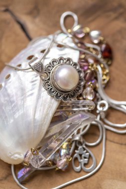 Ahşap arka plan üzerinde takı koleksiyonu