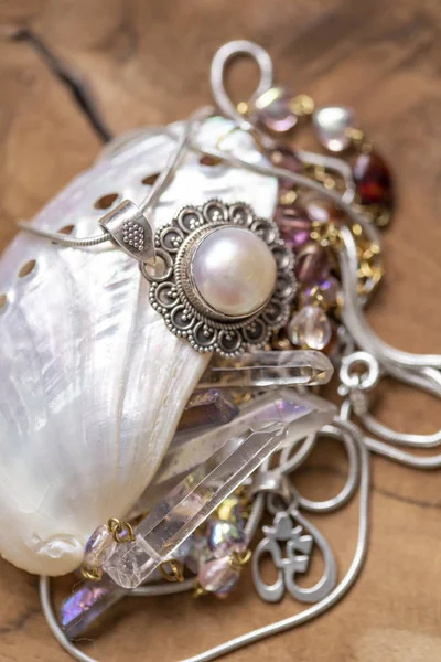 Ahşap arka plan üzerinde takı koleksiyonu