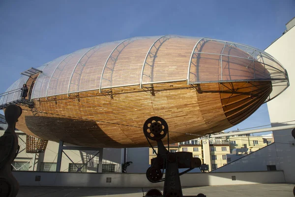 捷克布拉格 2019年2月25日 布拉格画廊 Dox 屋顶上的格列佛飞艇 — 图库照片