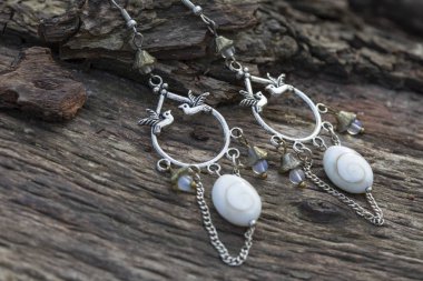 Doğal bileşenleri ile metal küpe