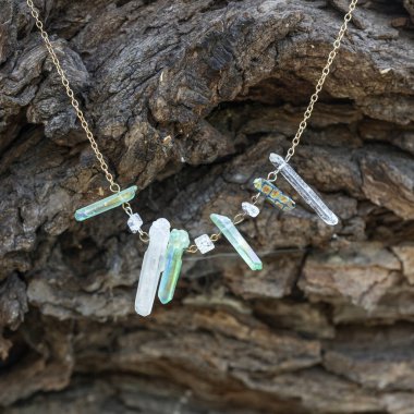 Doğal ahşap arka planda doğal kristal kuvars taş kolye