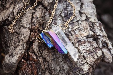 Doğal ahşap arka planda doğal kristal kuvars taş kolye