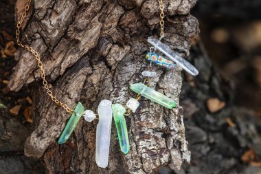 Doğal ahşap arka planda doğal kristal kuvars taş kolye