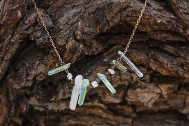 Doğal ahşap arka planda doğal kristal kuvars taş kolye