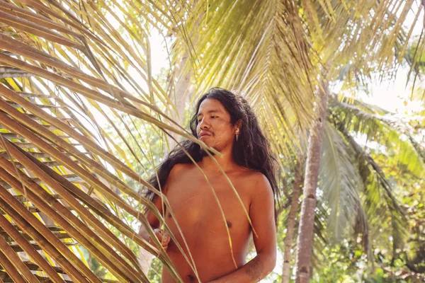 Homem Nativo Americano Cortando Uma Folha Palmeira Para Fazer Chapéu — Fotografia de Stock