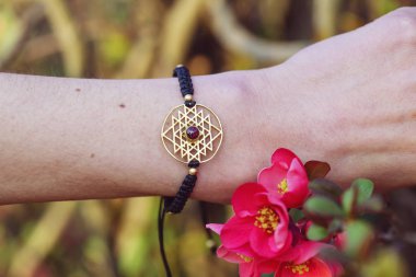 kadın bilek üzerinde kutsal geometri metal doğal taş bilezik